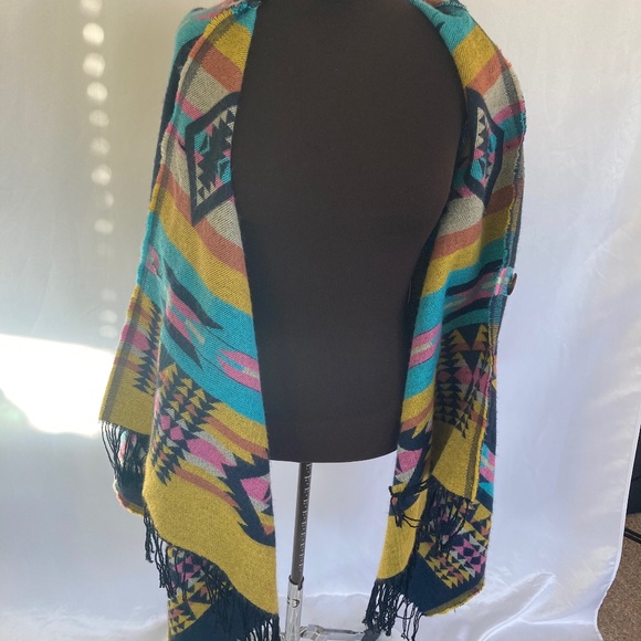 Beautiful Hooded Native Print Poncho - Picture 15 of 15
